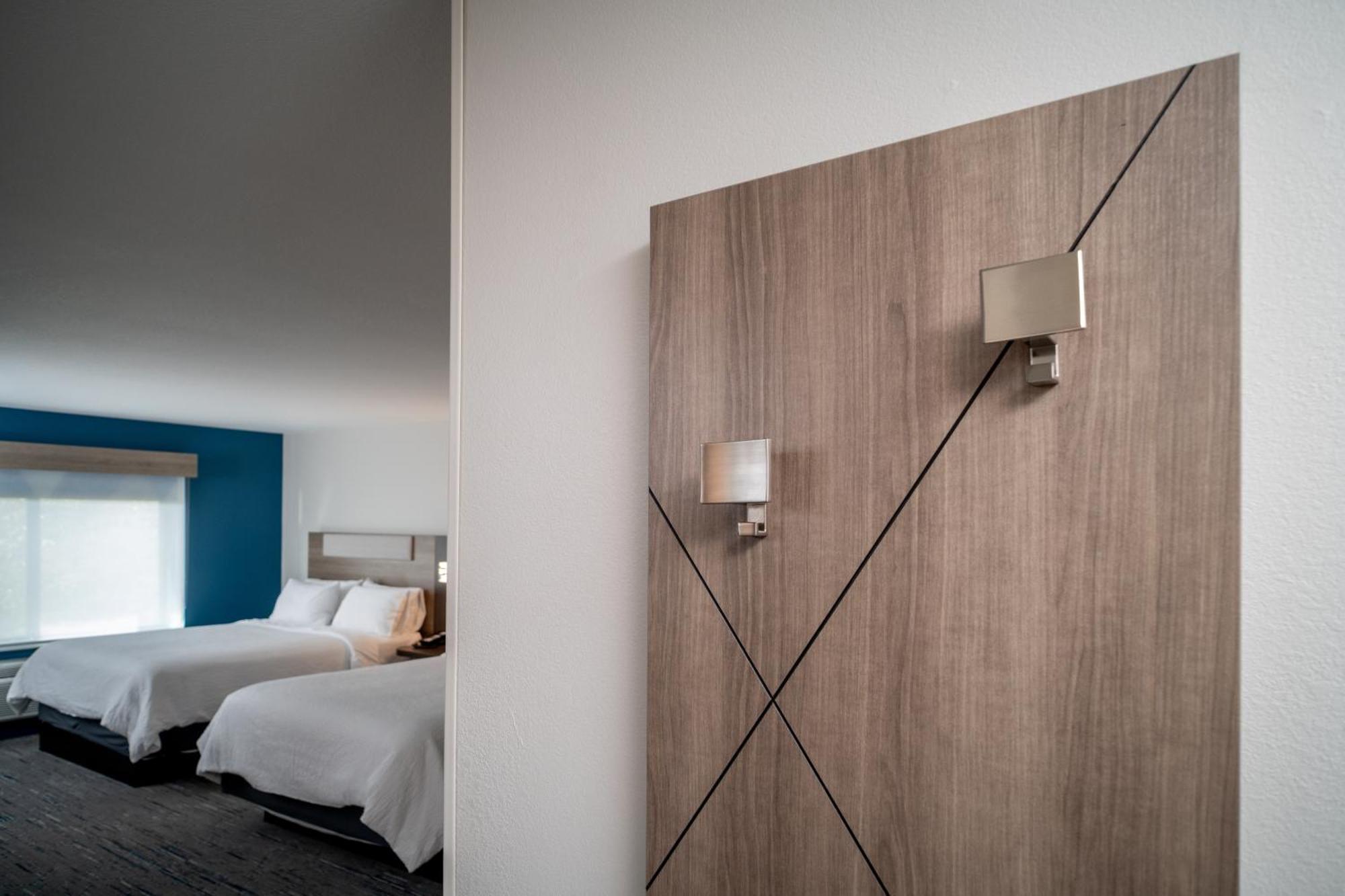 Holiday Inn Express & Suites Fairmont By Ihg מראה חיצוני תמונה