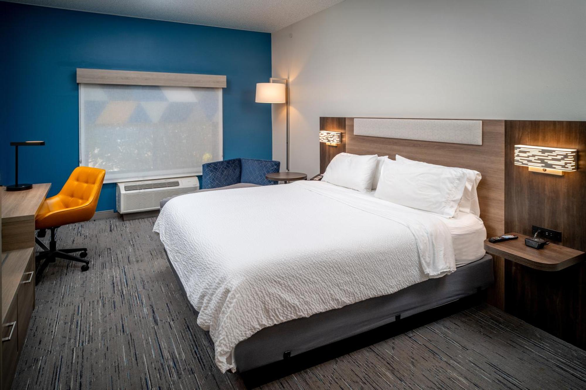 Holiday Inn Express & Suites Fairmont By Ihg מראה חיצוני תמונה