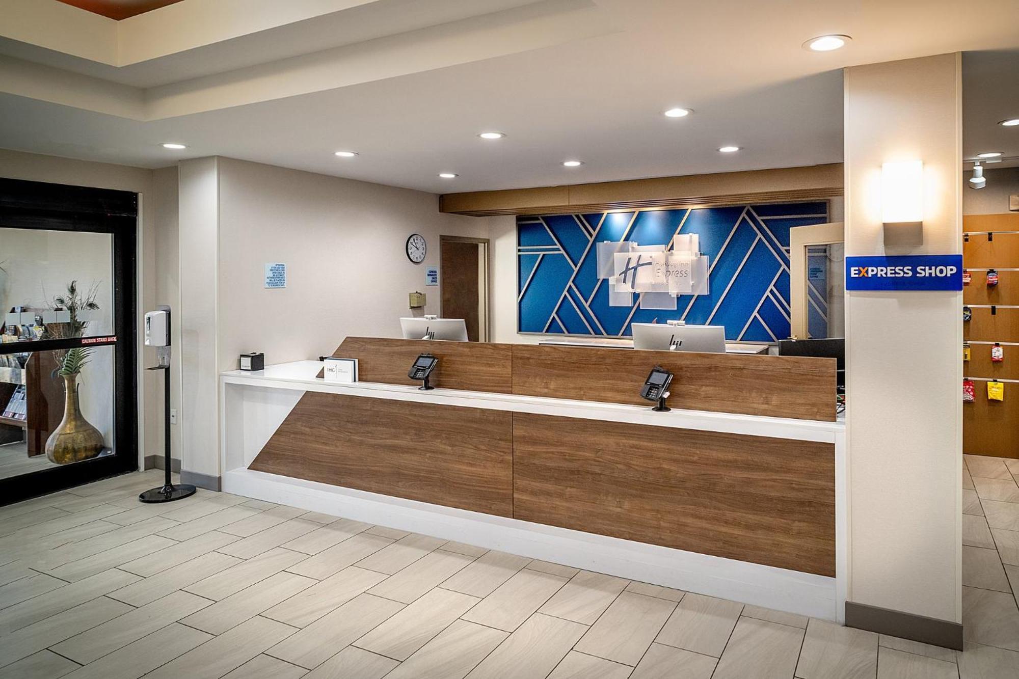 Holiday Inn Express & Suites Fairmont By Ihg מראה חיצוני תמונה
