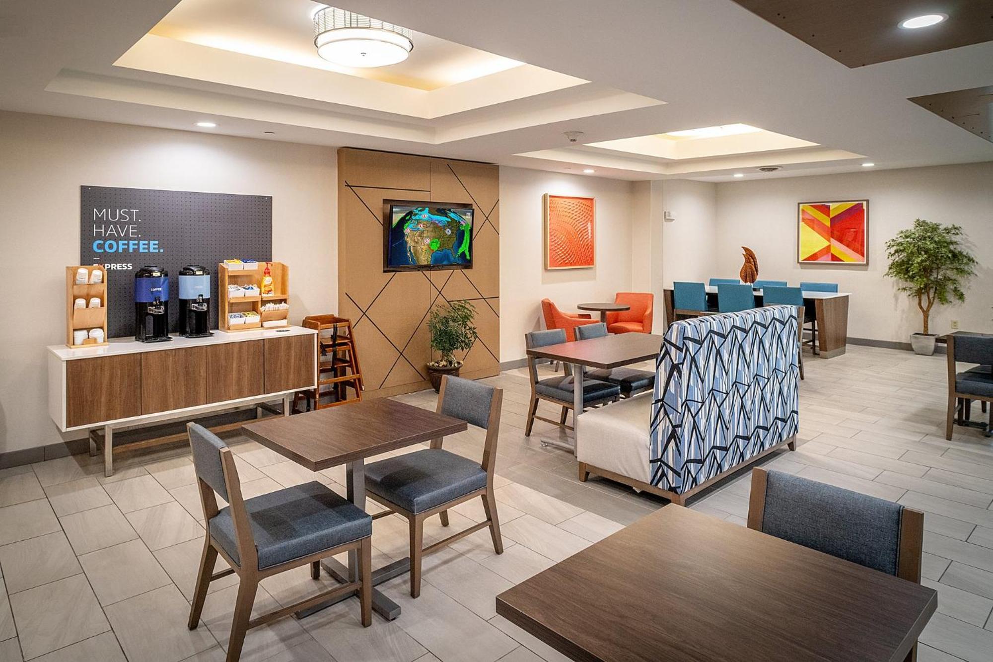 Holiday Inn Express & Suites Fairmont By Ihg מראה חיצוני תמונה