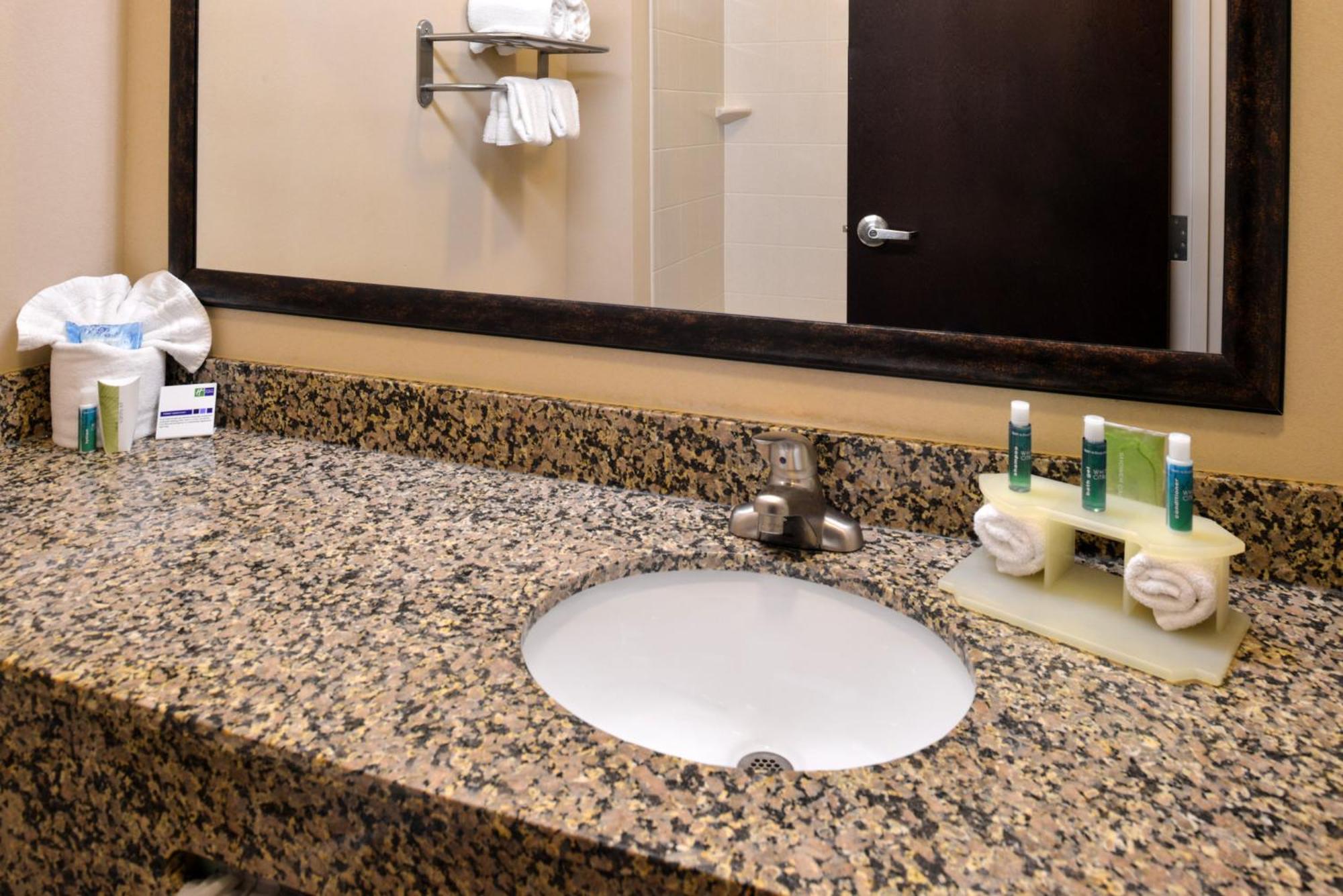 Holiday Inn Express & Suites Fairmont By Ihg מראה חיצוני תמונה