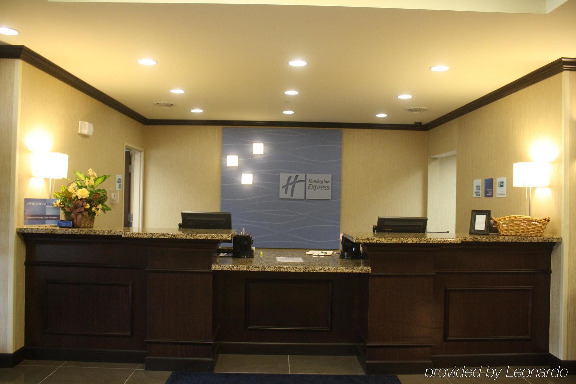 Holiday Inn Express & Suites Fairmont By Ihg מראה פנימי תמונה