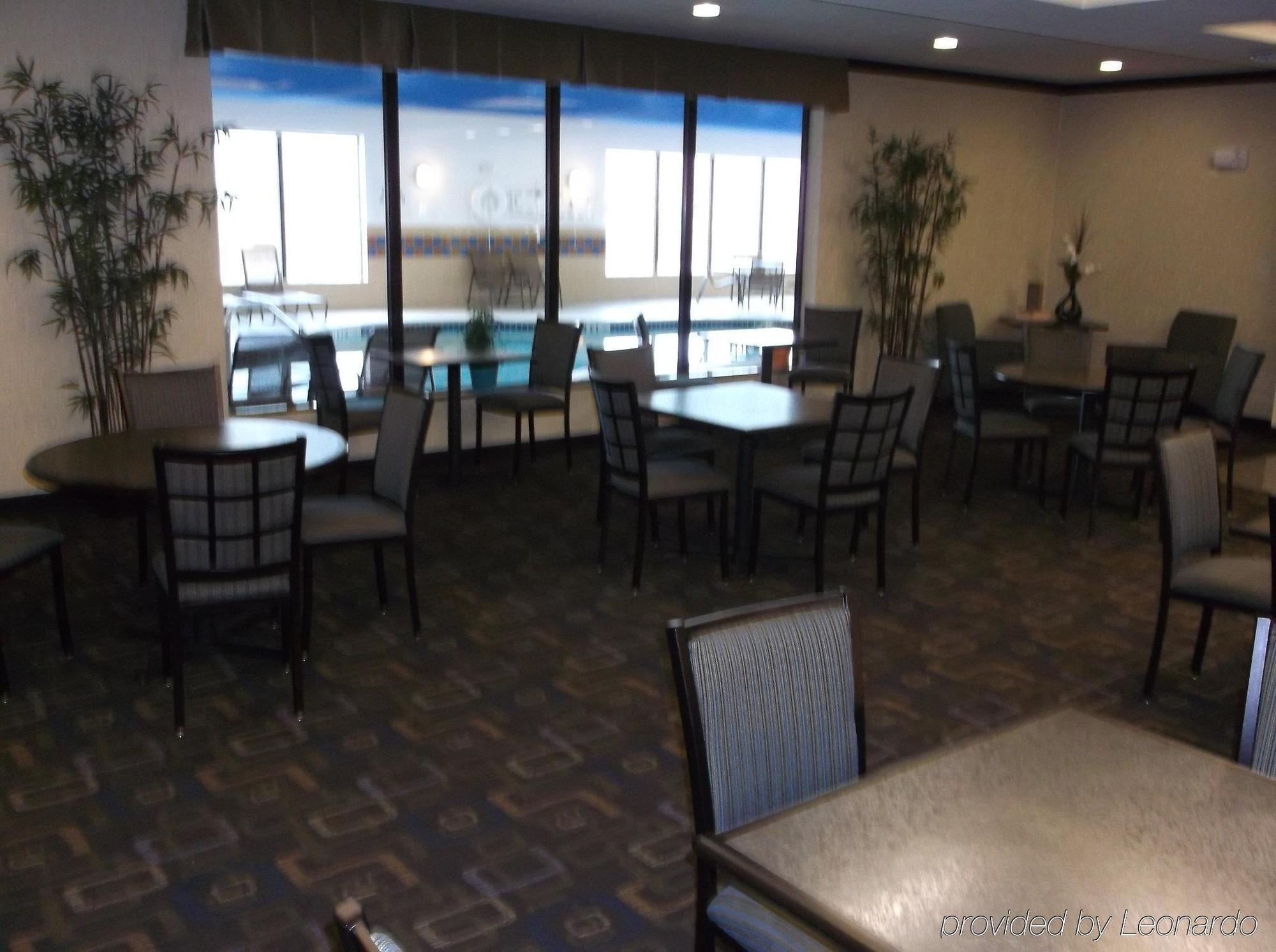 Holiday Inn Express & Suites Fairmont By Ihg מראה חיצוני תמונה