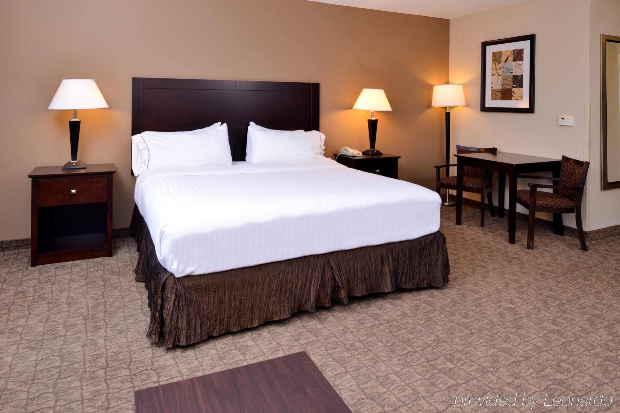 Holiday Inn Express & Suites Fairmont, An Ihg Hotel מראה חיצוני תמונה